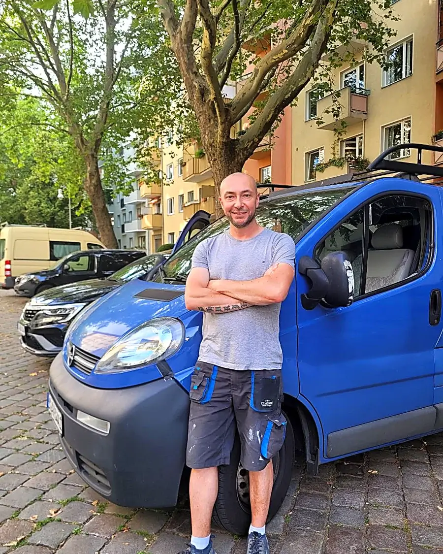 Alexander Baitinger, Inhaber von B&B Service, vor seinem Transporter in der Kurfürstenstraße 35 in Berlin