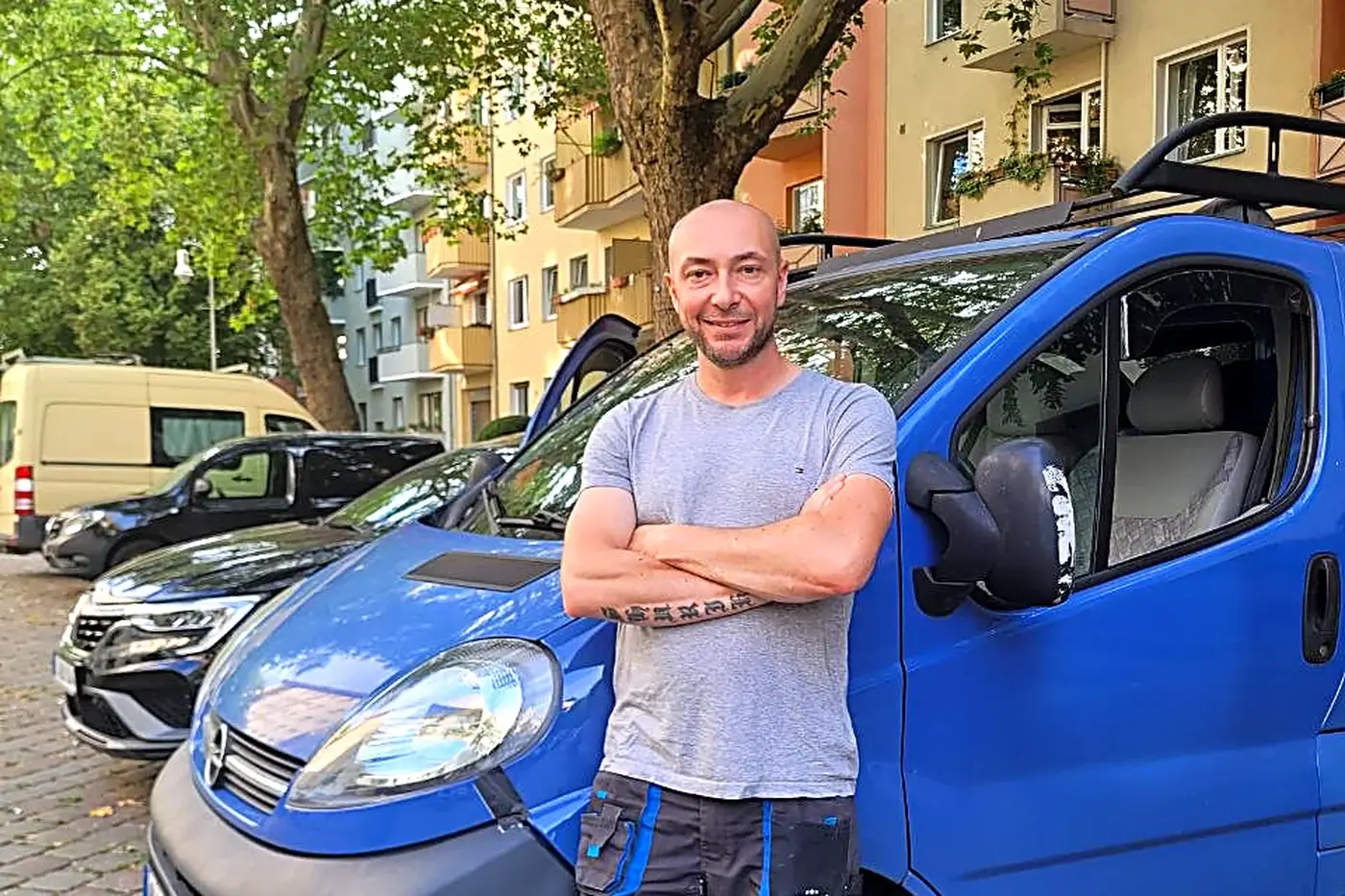 Alexander Baitinger von B&B Service vor dem Transporter in der Kurfürstenstraße 35 in Berlin