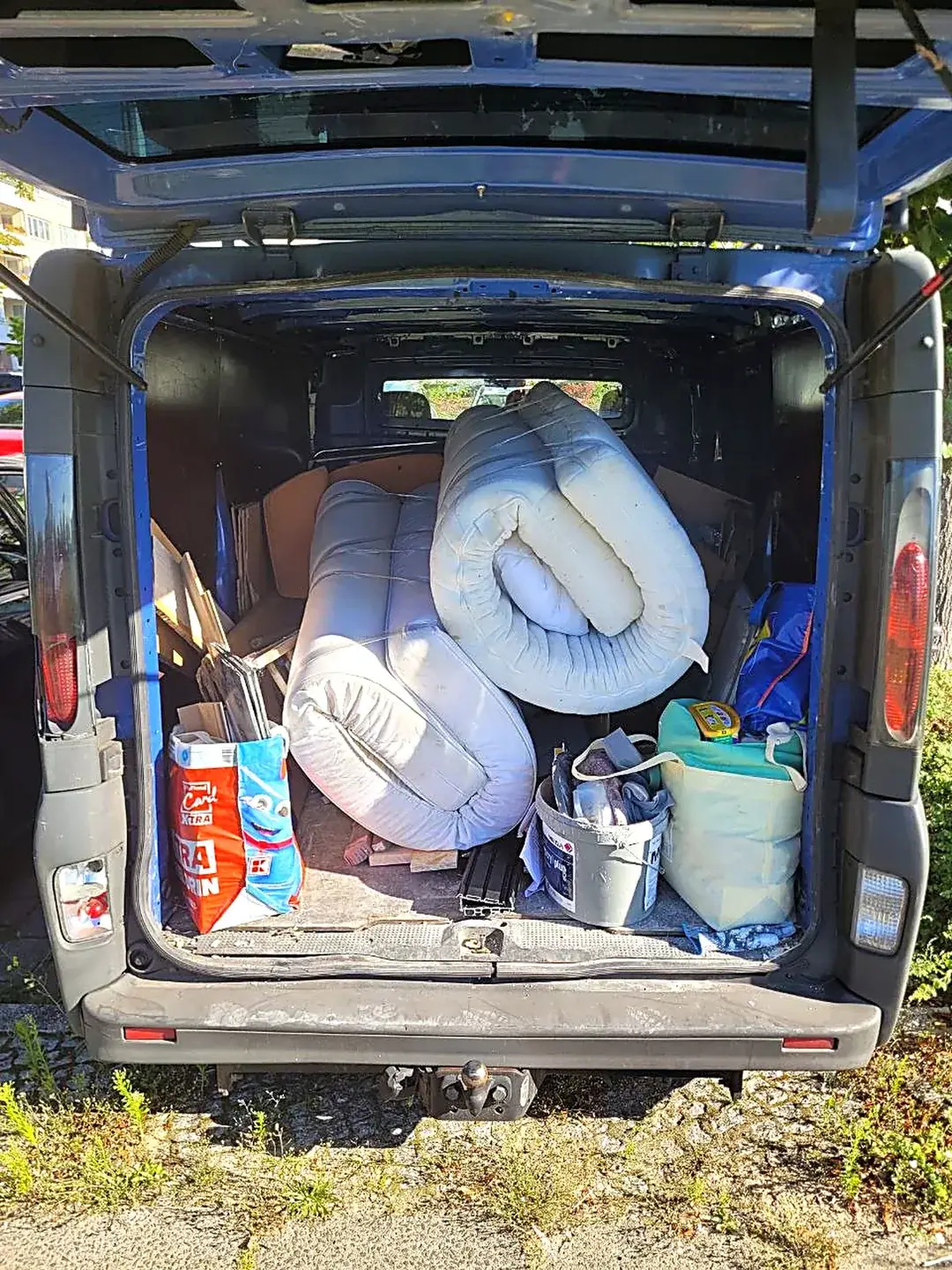 Beladener Transporter von B&B Service mit Sofa, Matratze und Sperrmüll nach einer Entrümpelung in Berlin
