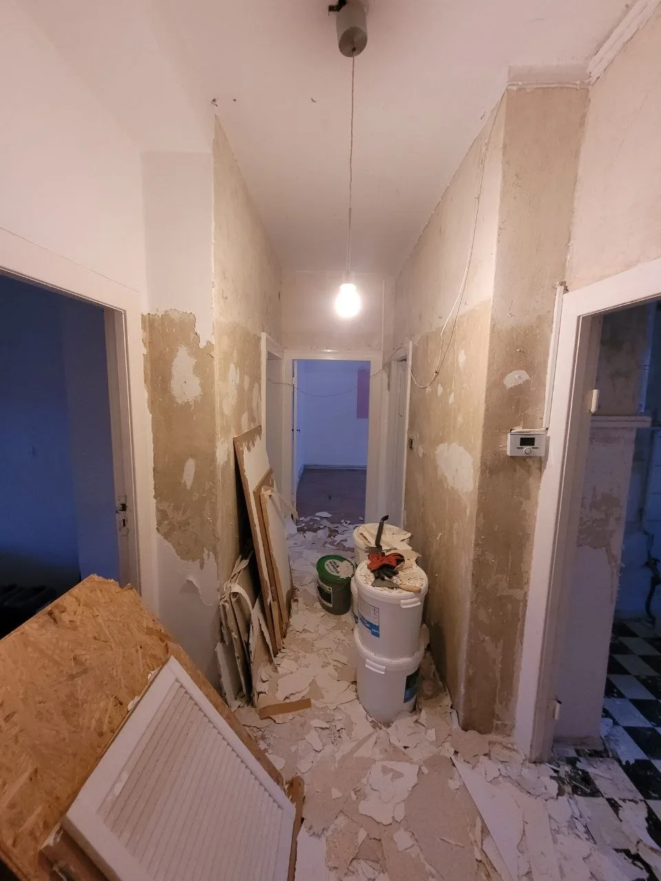 Flur einer Wohnung in Berlin nach einer Wohnungsauflösung bis auf die Rohbauwände