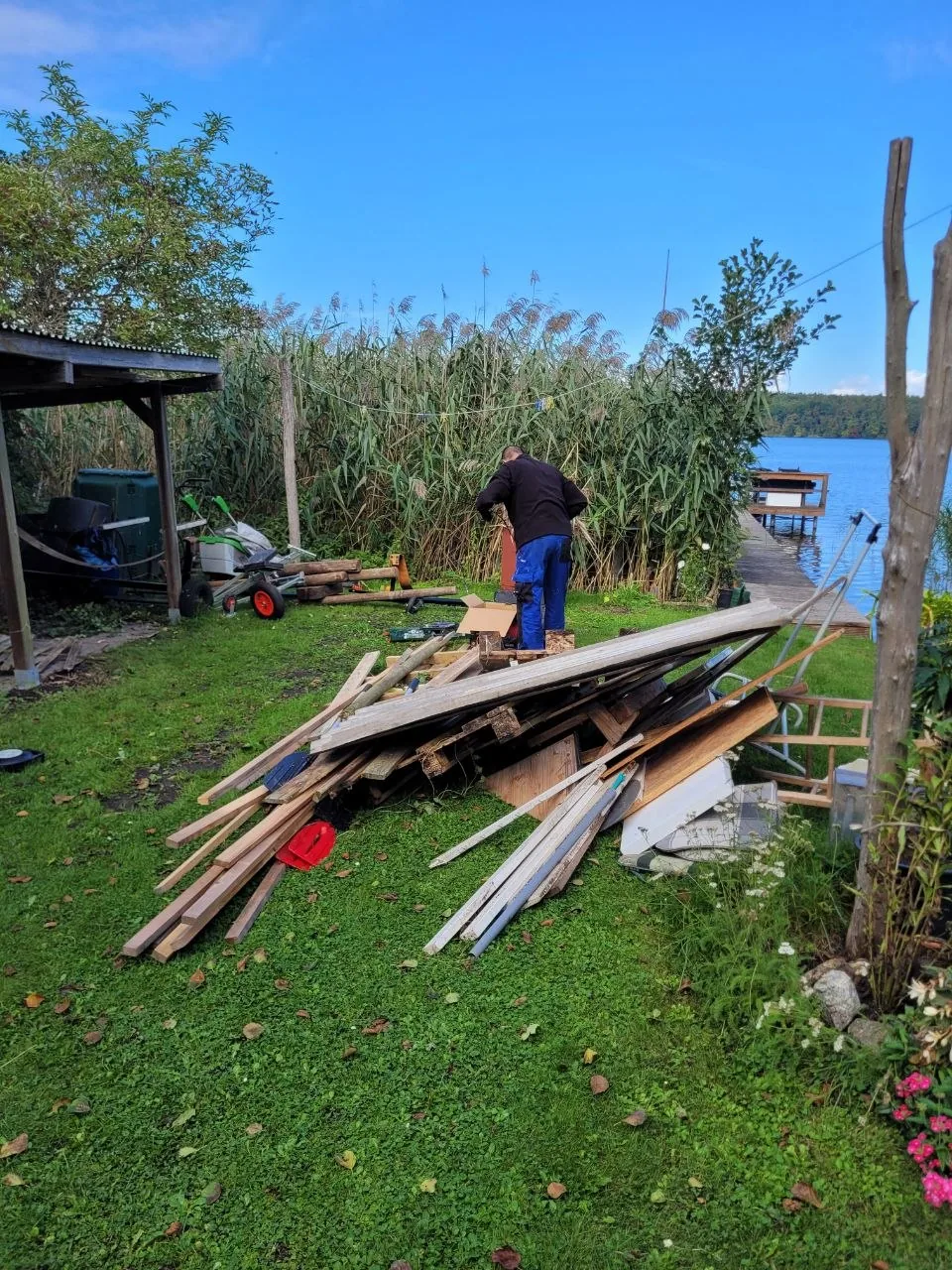 Sortierter Holzstapel aus einem zurückgebauten Gartenhaus auf einem Seegrundstück bei Berlin