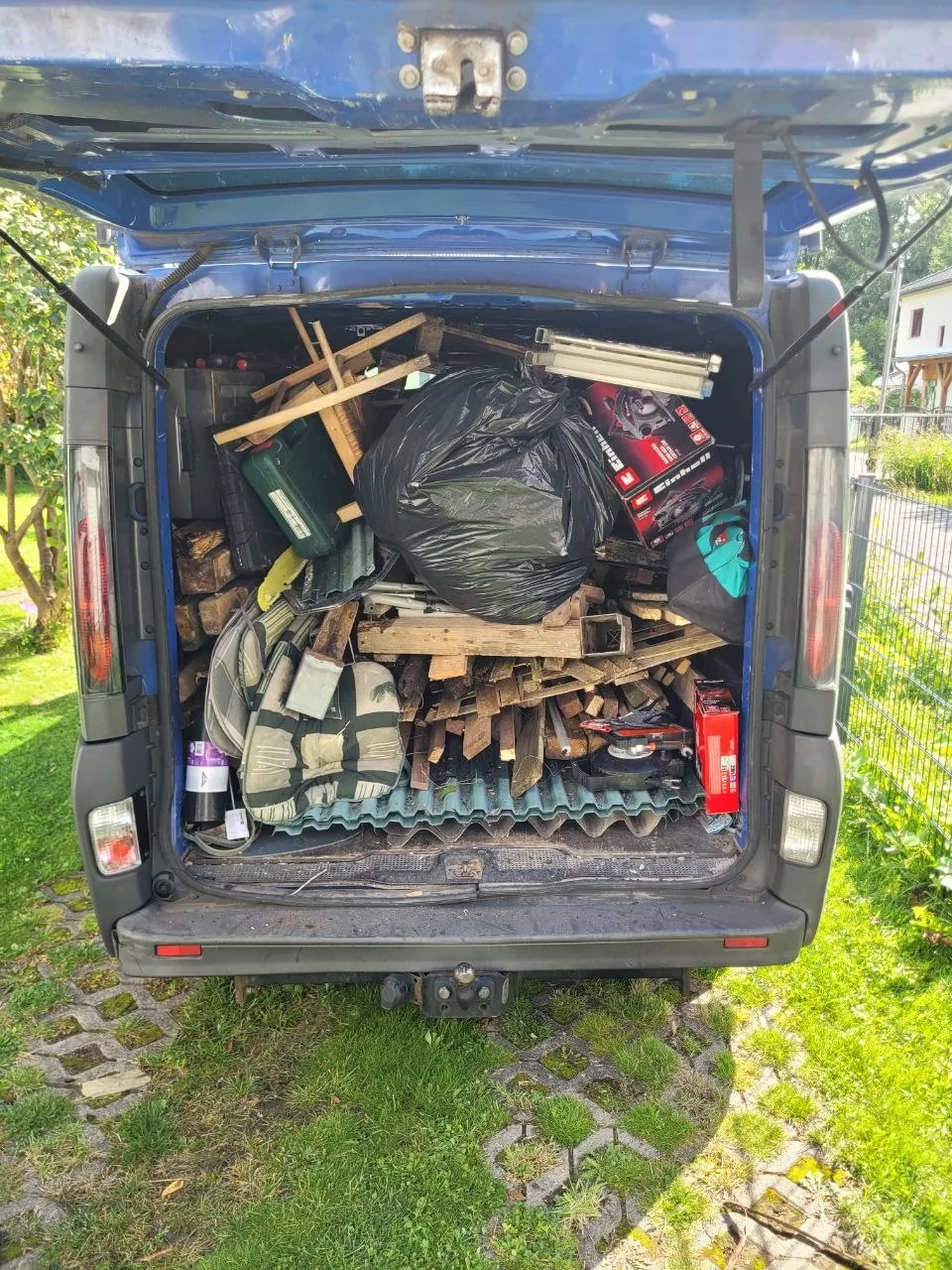Beladener Transporter mit Grünschnitt nach einer Gartenauflösung an einem Seegrundstück in Brandenburg